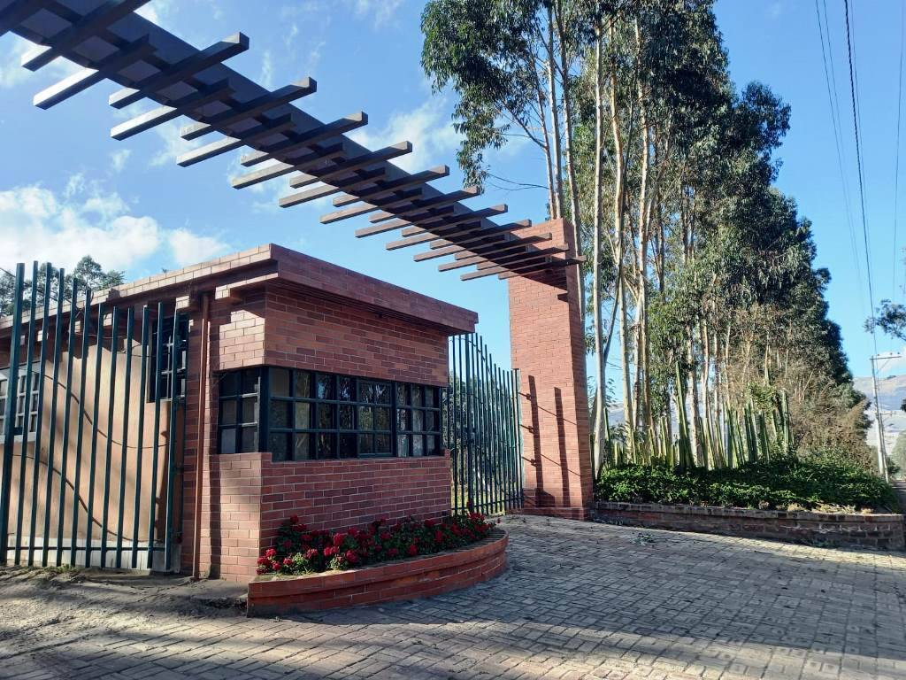 Lote de terreno 954 m2 Tabacundo dentro de Club Campestre