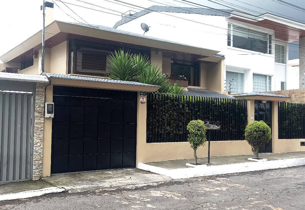 Casa en alquiler de 395 m2 en San Isidro del Inca - Quito