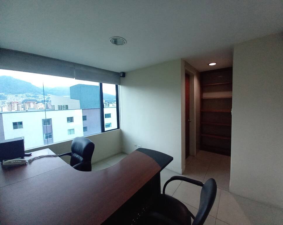 Oficina en venta semi amoblada 65m2 Plaza Artigas