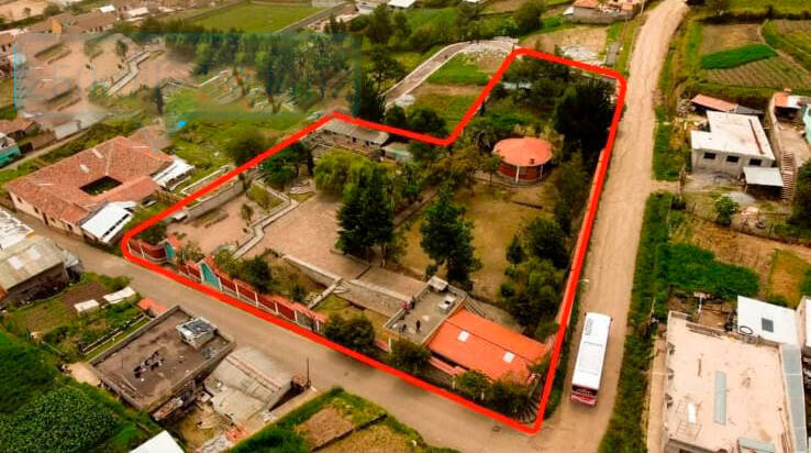 Terreno esquinero en venta 3.736 m2 en Cangahua - Cayambe