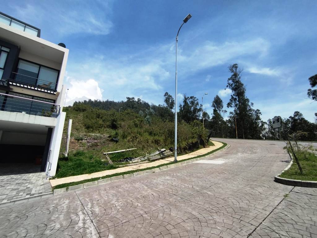 Terreno de 1.727m2 en venta sector UIDE