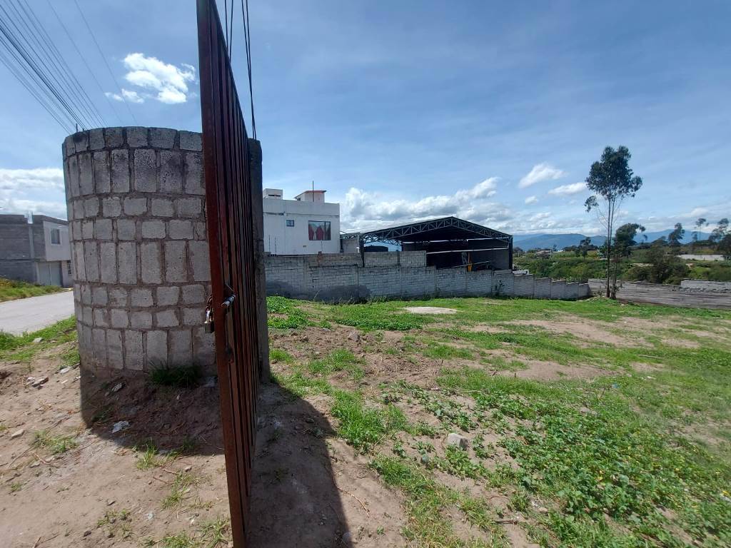 Terreno de 2.000 m2 en venta Coya - Calderón