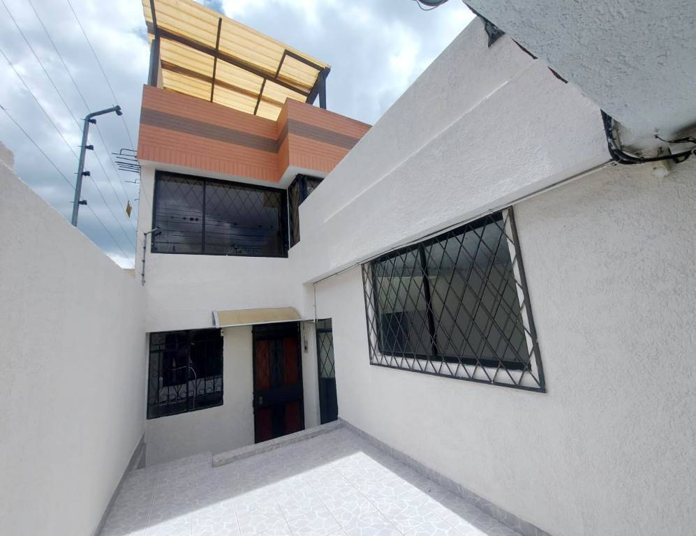 Casa en venta 127m2 con patio en Calderón