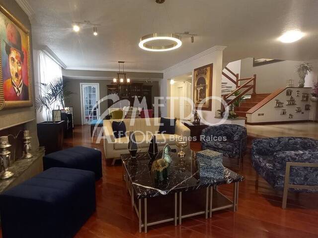 #732 - Casa para Venta en Quito - P - 2