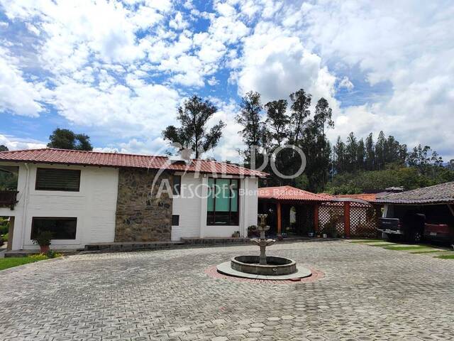 #813 - Casa para Venta en Quito - P - 2