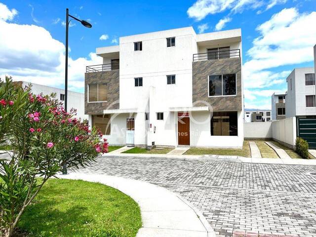 #872 - Casa para Venta en Quito - P - 2