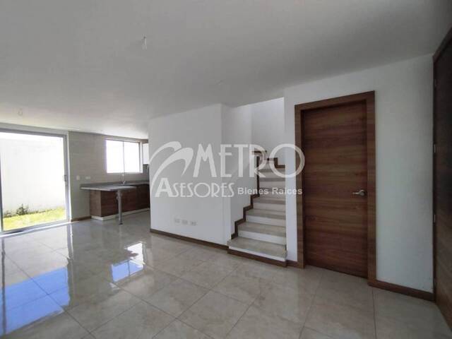 #877 - Casa para Venta en Quito - P - 2