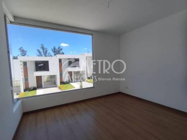 #877 - Casa para Venta en Quito - P - 3