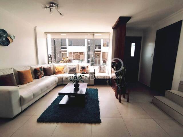 #897 - Casa para Venta en Quito - P - 2