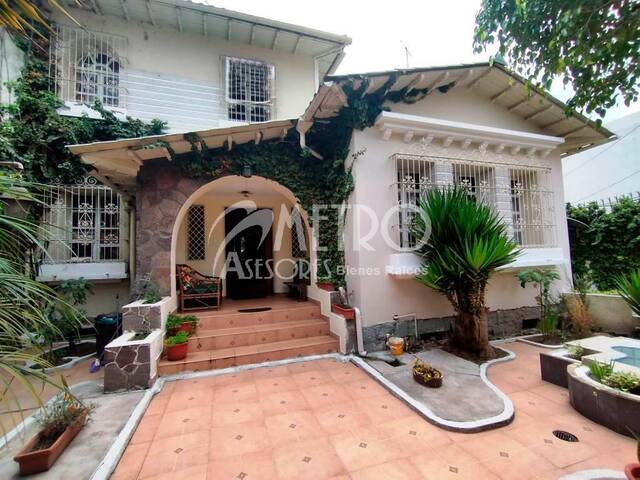 #922 - Casa para Venta en Quito - P