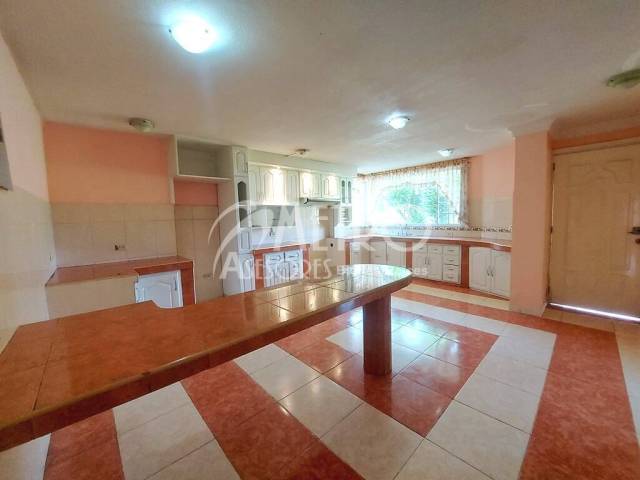 #986 - Casa para Alquiler en Quito - P