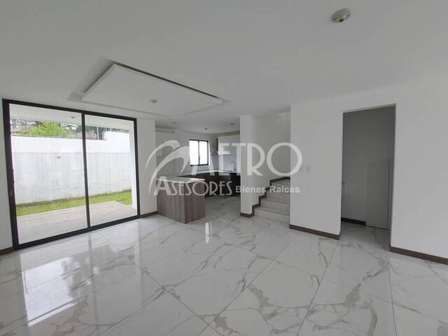 #987 - Casa para Venta en Quito - P - 2