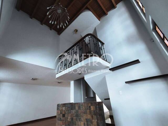 #1053 - Casa para Venta en Quito - P - 3