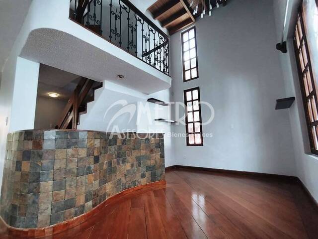 #1053 - Casa para Venta en Quito - P - 2