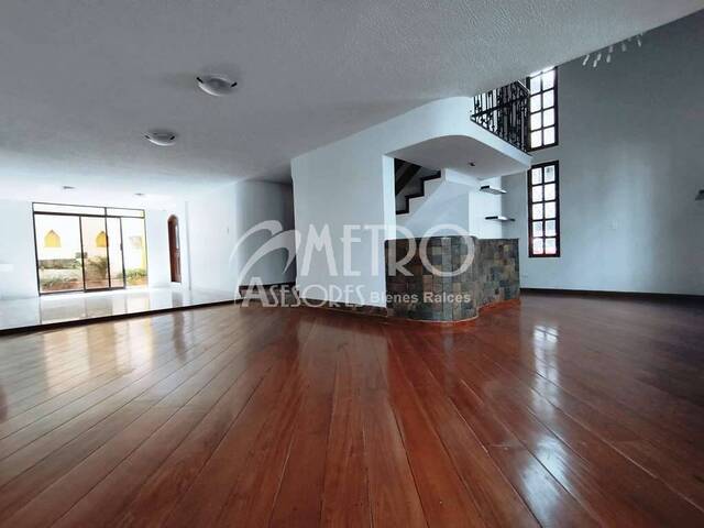 #1053 - Casa para Venta en Quito - P - 1