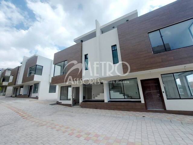 #1072 - Casa para Venta en Quito - P - 2