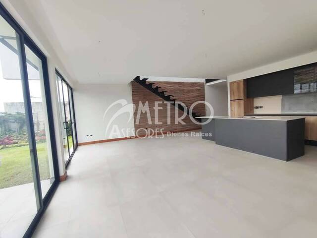 #1310 - Casa para Venta en Quito - P