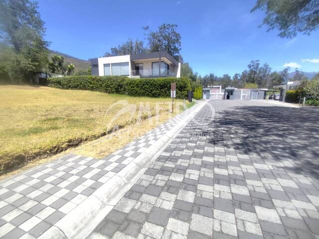 #1563 - Terreno para Venta en Quito - P