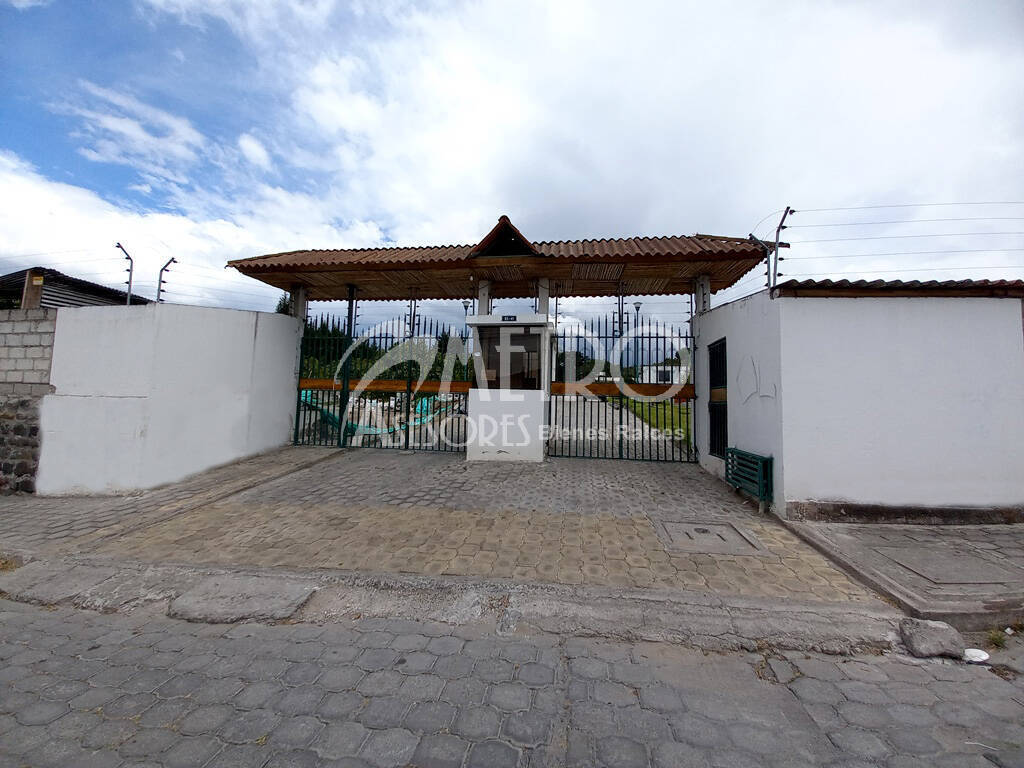 Terreno en venta 1.648 m2 en Guayllabamba
