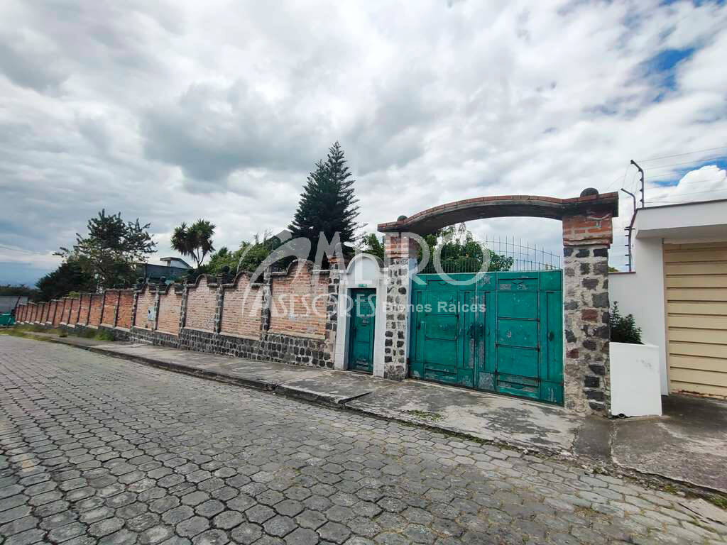Terreno de 1.735 m2 con galpón y oficinas en venta La Armenia 2 - Conocoto